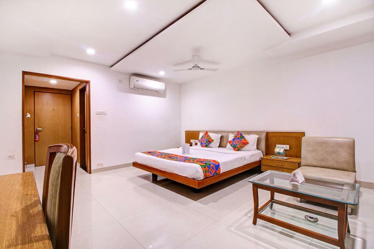 Fabhotel Syberitic Suites Gachibowli - Fully Vaccinated Staff Kondapur  Exterior foto