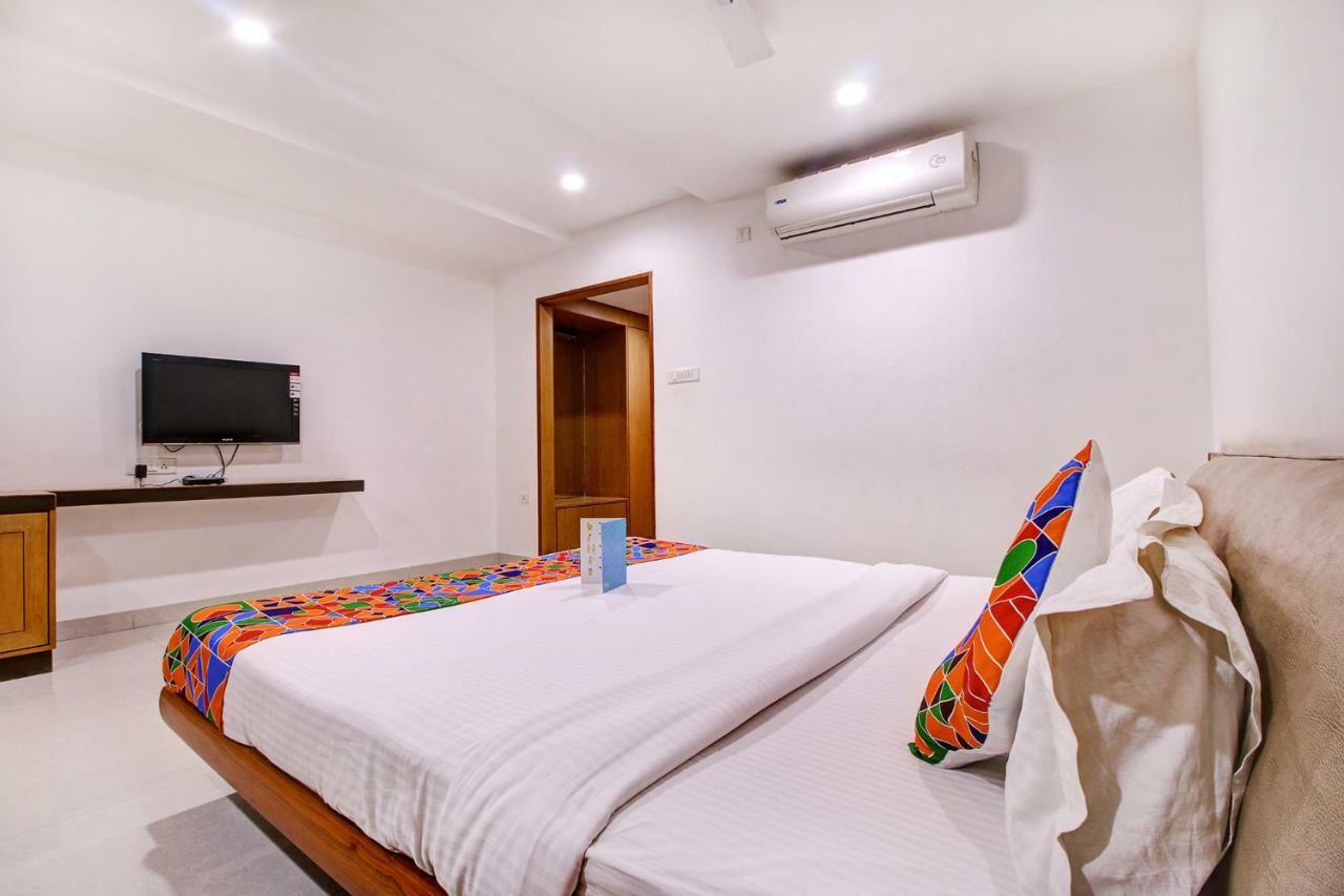 Fabhotel Syberitic Suites Gachibowli - Fully Vaccinated Staff Kondapur  Exterior foto